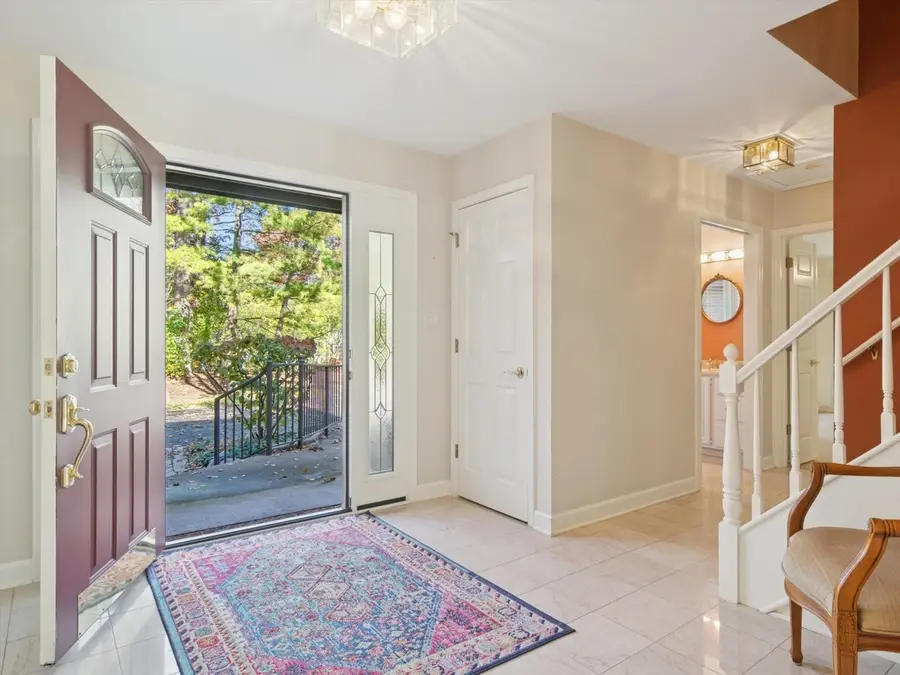 205 Bradford Court, Lake Bluff, IL 60044 - Image #3