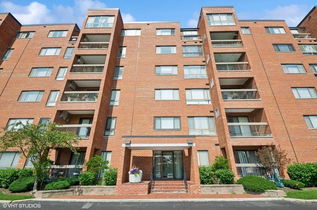 600 Naples Court #107, Glenview, IL 60025 - Image #1