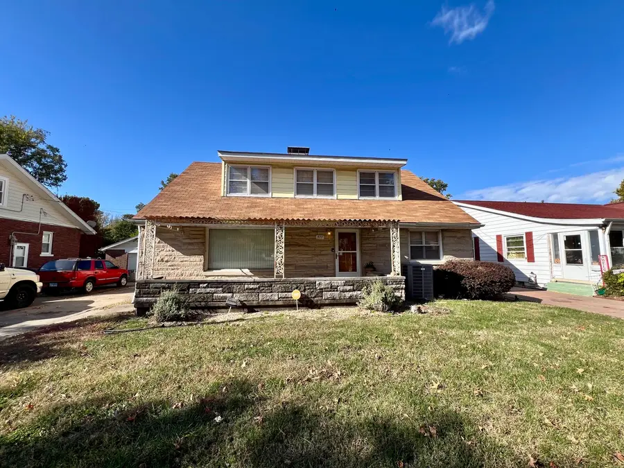 977 N Oakland Avenue, Decatur, IL 62522 - Image #2