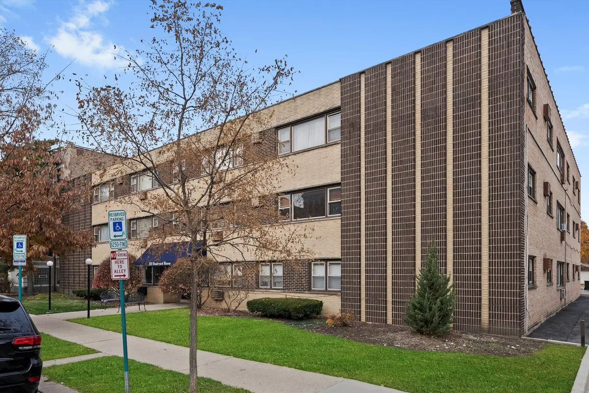 222 Washington Boulevard #101, Oak Park, IL 60302 - Image #1
