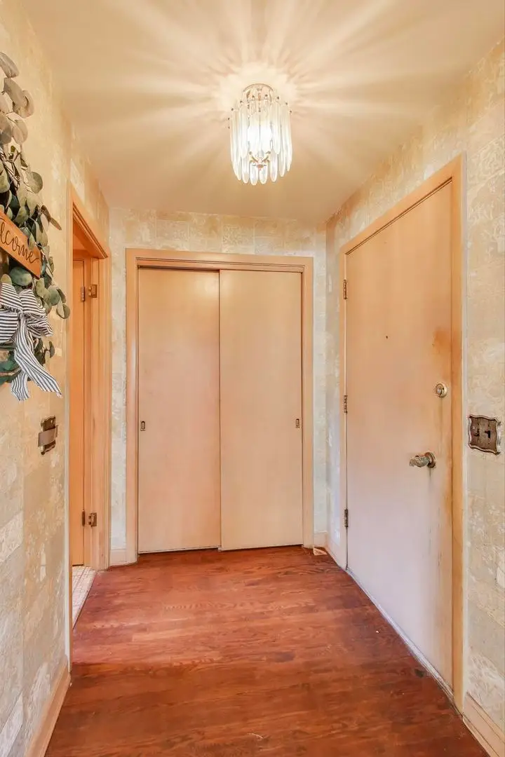 913 S Na Wa Ta Avenue, Mount Prospect, IL 60056 - Image #3