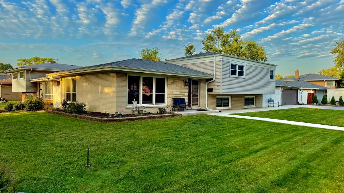 2181 Plainfield Drive, Des Plaines, IL 60018 - Image #1