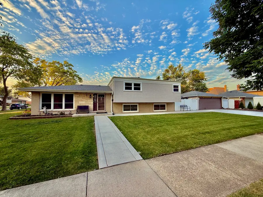 2181 Plainfield Drive, Des Plaines, IL 60018 - Image #2