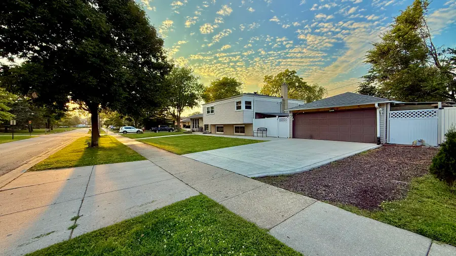 2181 Plainfield Drive, Des Plaines, IL 60018 - Image #3