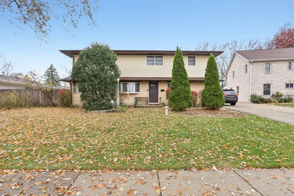132 Tanglewood Drive, Elk Grove Village, IL 60007 - Image #1