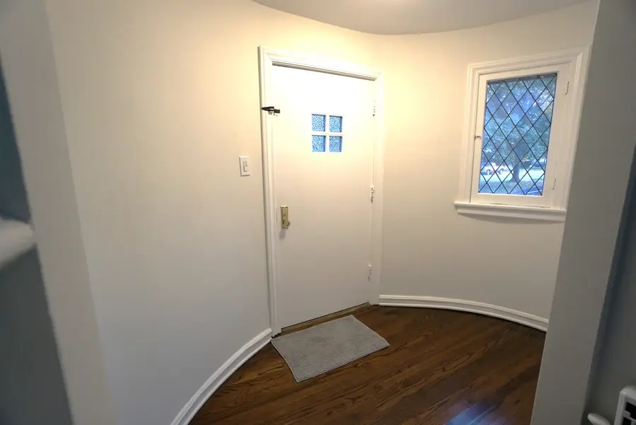 6826 N Knox Avenue, Lincolnwood, IL 60712 - Image #2