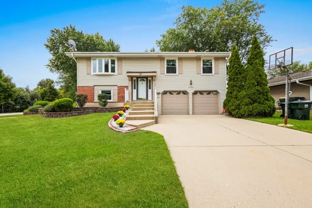 2004 E Parkview Circle, Hoffman Estates, IL 60169 - Image #1