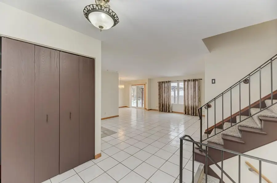 870 Longford Drive, Roselle, IL 60172 - Image #3