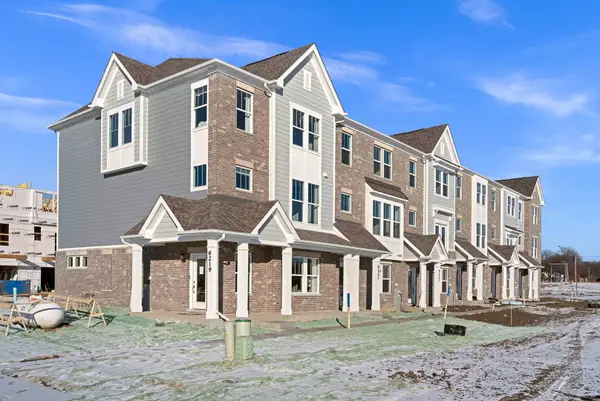 6303 Sandbelt Drive #33004, Woodridge, IL 60517