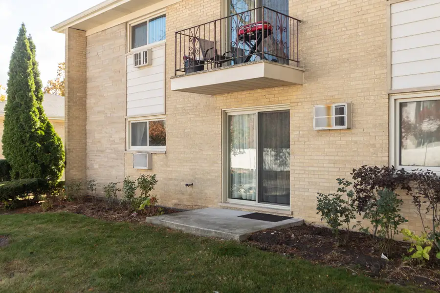 551 Carlysle Drive #2, Clarendon Hills, IL 60514 - Image #2