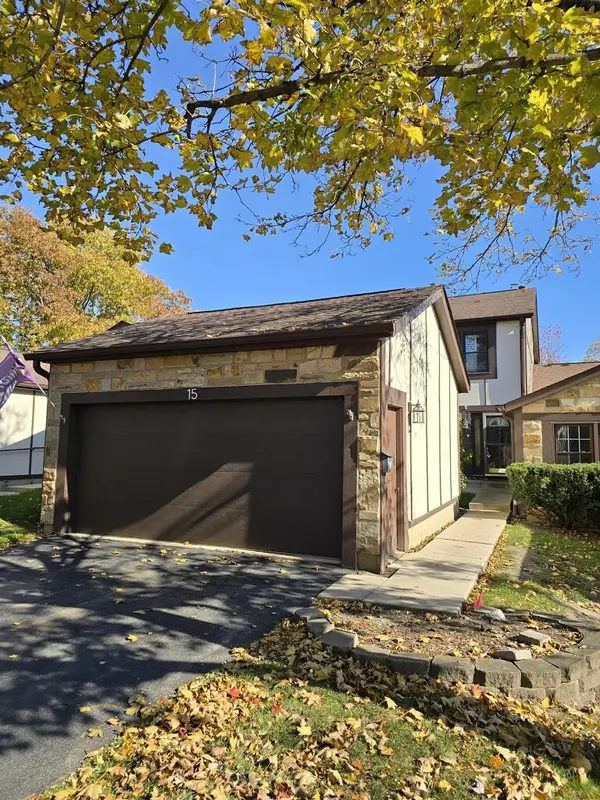 15 White Oak Circle, St. Charles, IL 60174