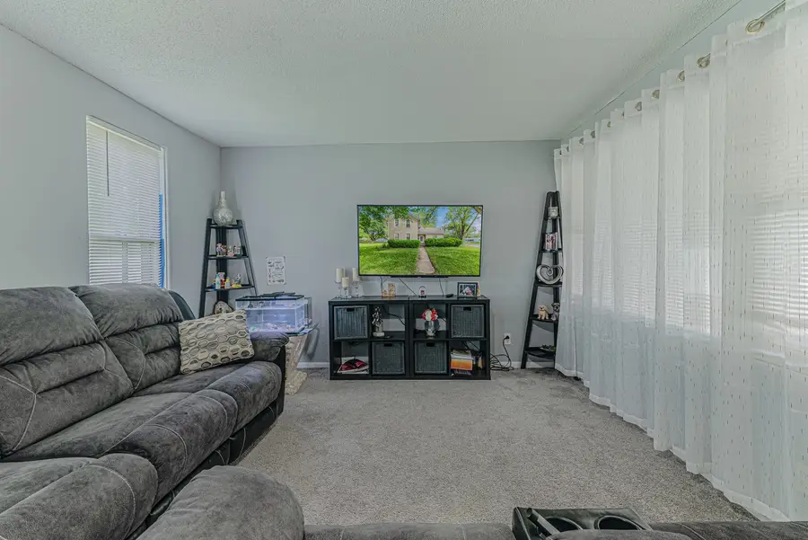 552 Walnut Avenue, Elgin, IL 60123 - Image #2