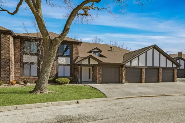 5835 Doe Circle #8, Westmont, IL 60559