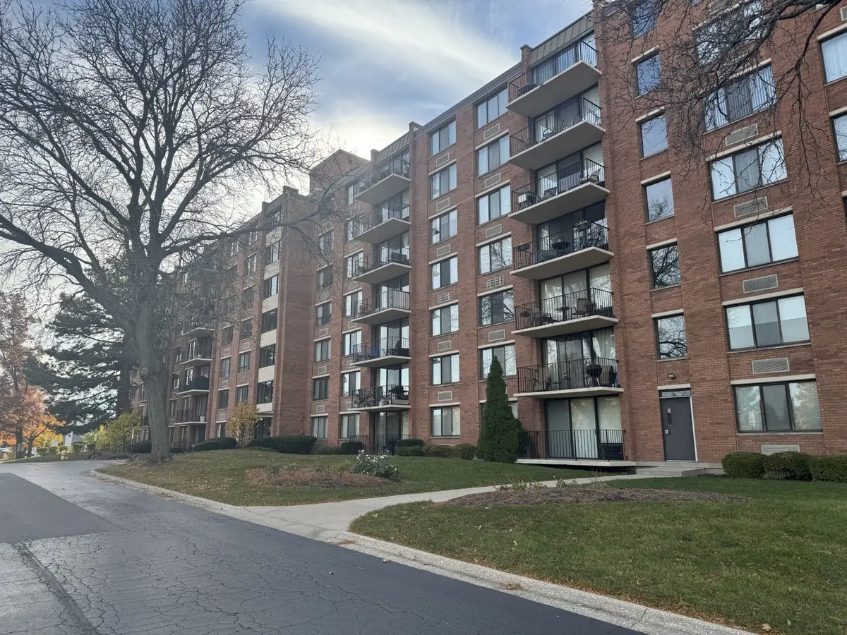 2000 Saint Regis Drive #4K, Lombard, IL 60148 - Image #1