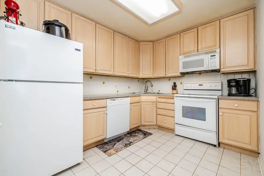 2000 Saint Regis Drive #6C, Lombard, IL 60148 - Image #3