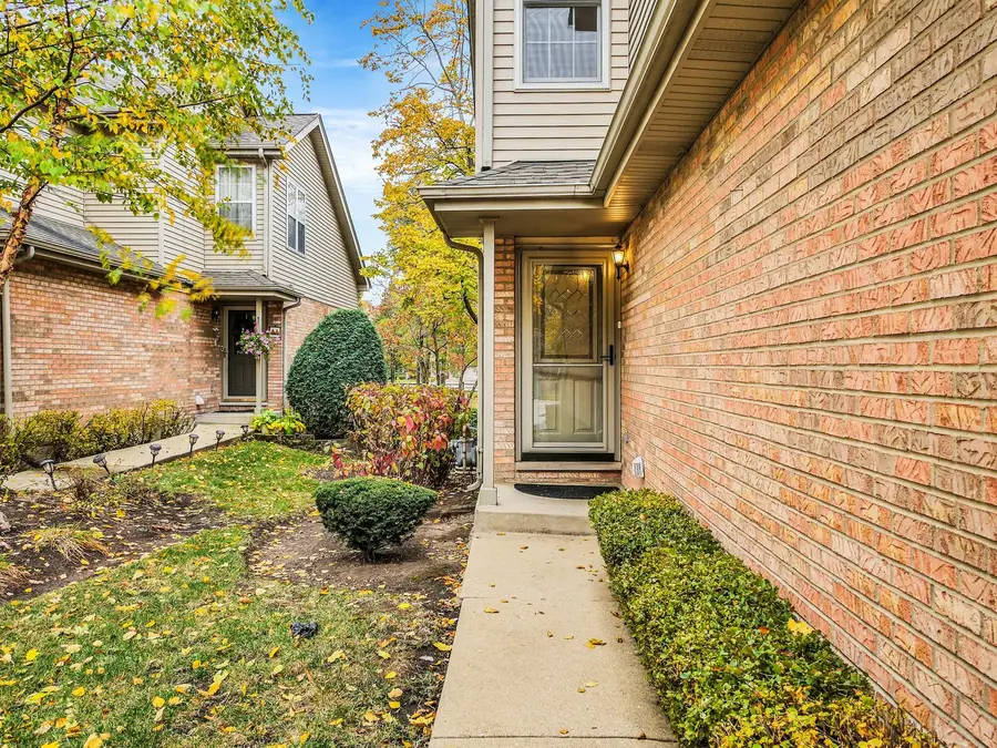 853 Rosebud Court, Roselle, IL 60172 - Image #2