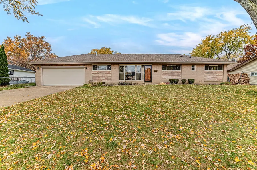 658 Illinois Boulevard, Hoffman Estates, IL 60169 - Image #2