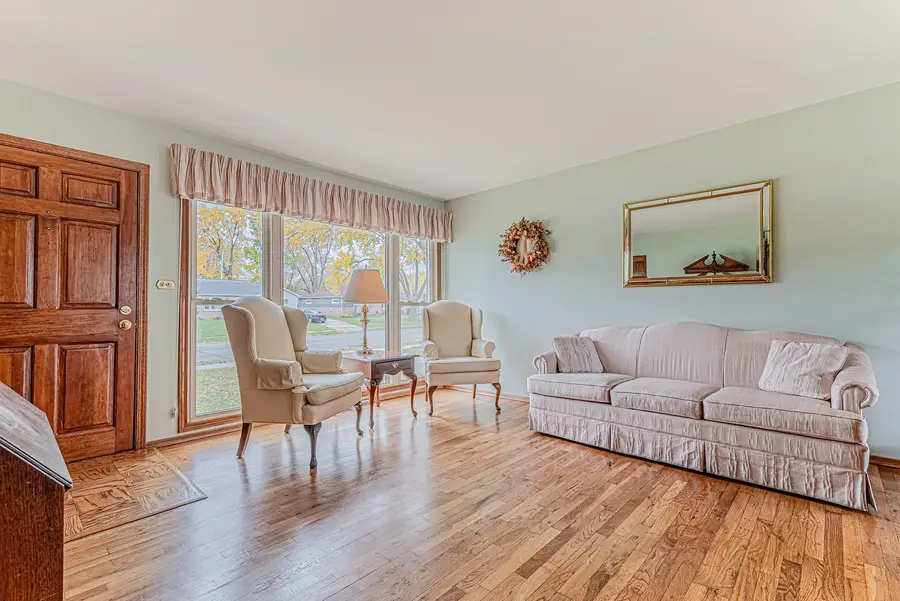 658 Illinois Boulevard, Hoffman Estates, IL 60169 - Image #3