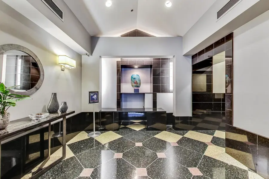 111 W Maple Street #2803, Chicago, IL 60610 - Image #2