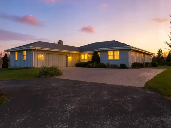 195 Clover Hill Lane, North Barrington, IL 60010