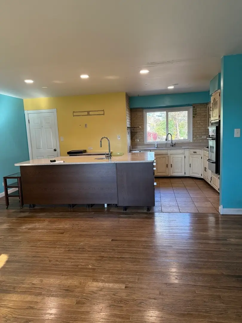 655 W Comstock Avenue, Elmhurst, IL 60126 - Image #2