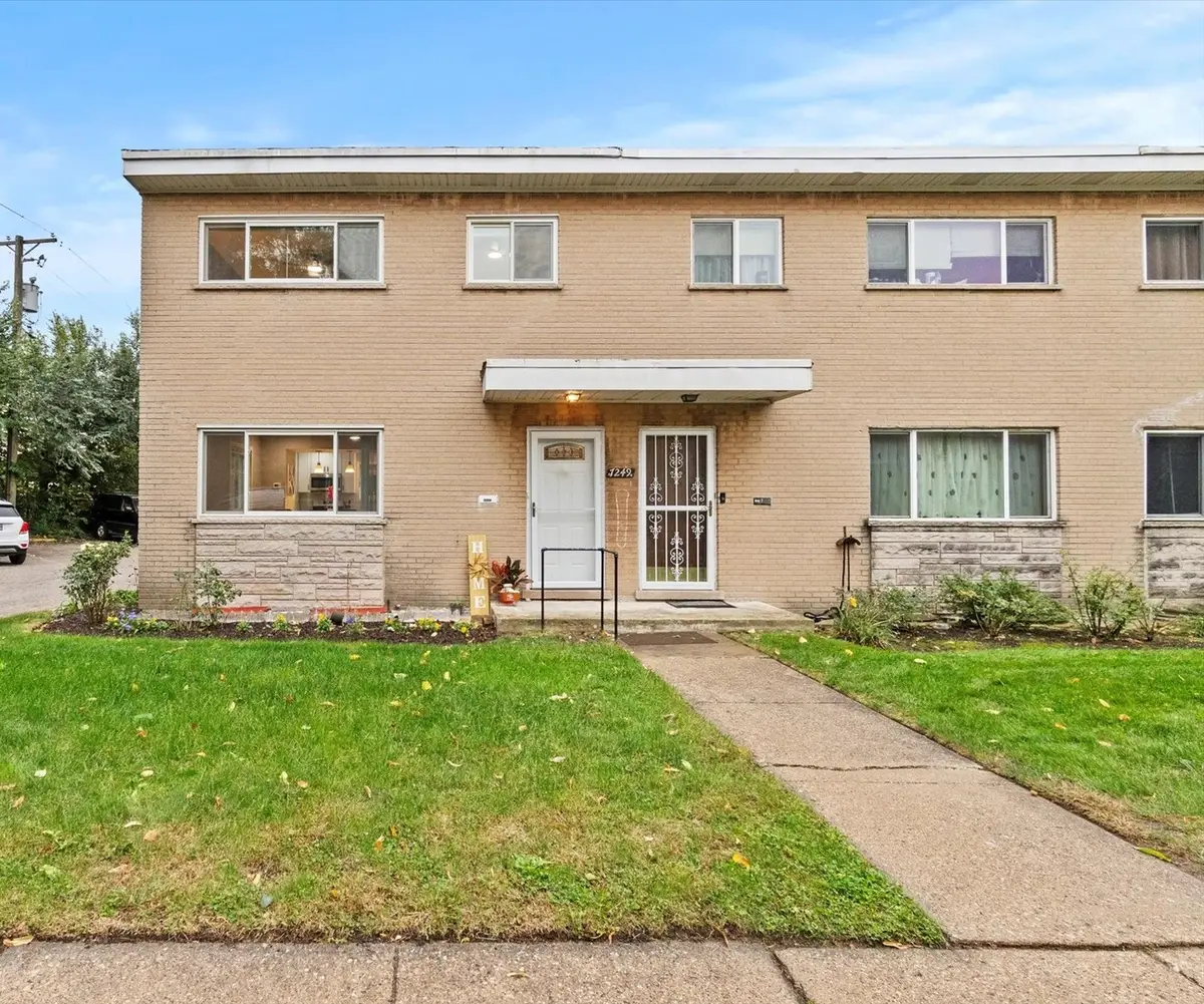 7249 N Campbell Avenue, Chicago, IL 60645 - Image #1