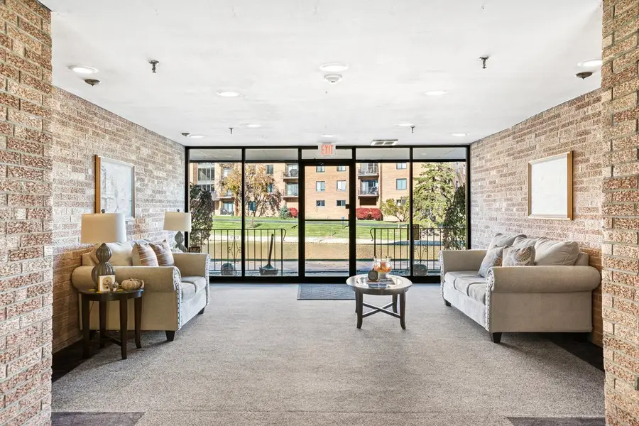 1777 W Crystal Lane #205, Mount Prospect, IL 60056 - Image #3