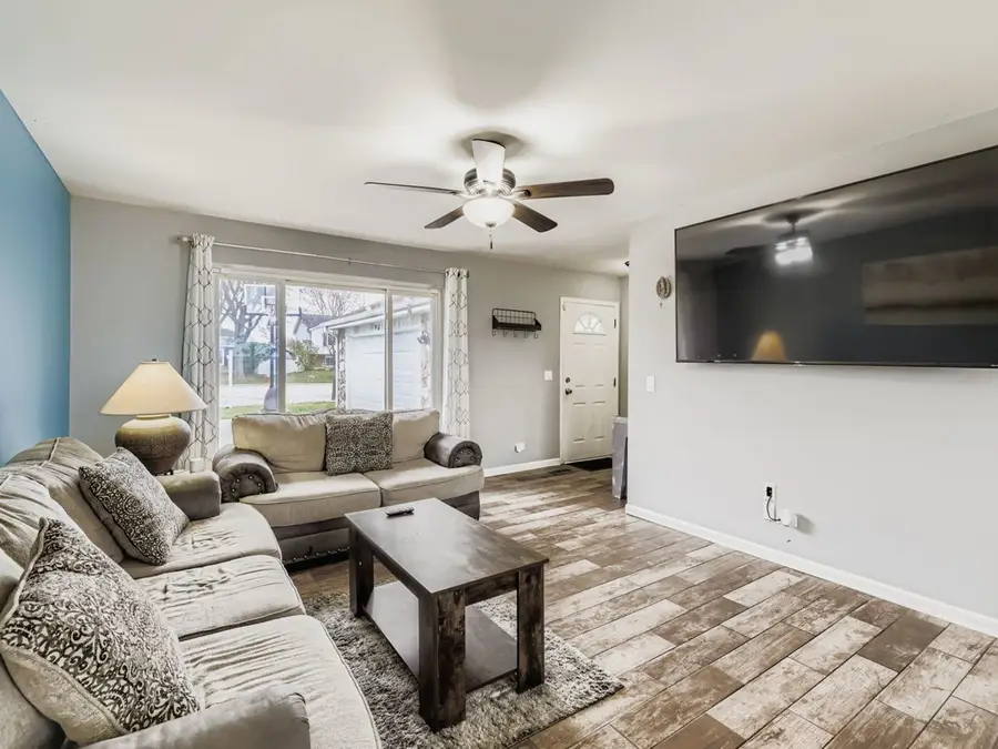 8 Southbury Court, Streamwood, IL 60107 - Image #3