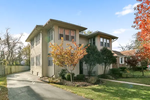 395 N Delaplaine Road #1W, Riverside, IL 60546