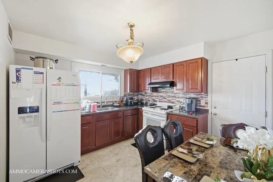 909 Bishop Avenue, Aurora, IL 60506 - Image #2