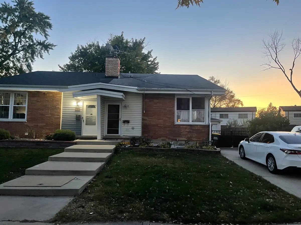 9256 N Parkside Drive, Des Plaines, IL 60016 - Image #1