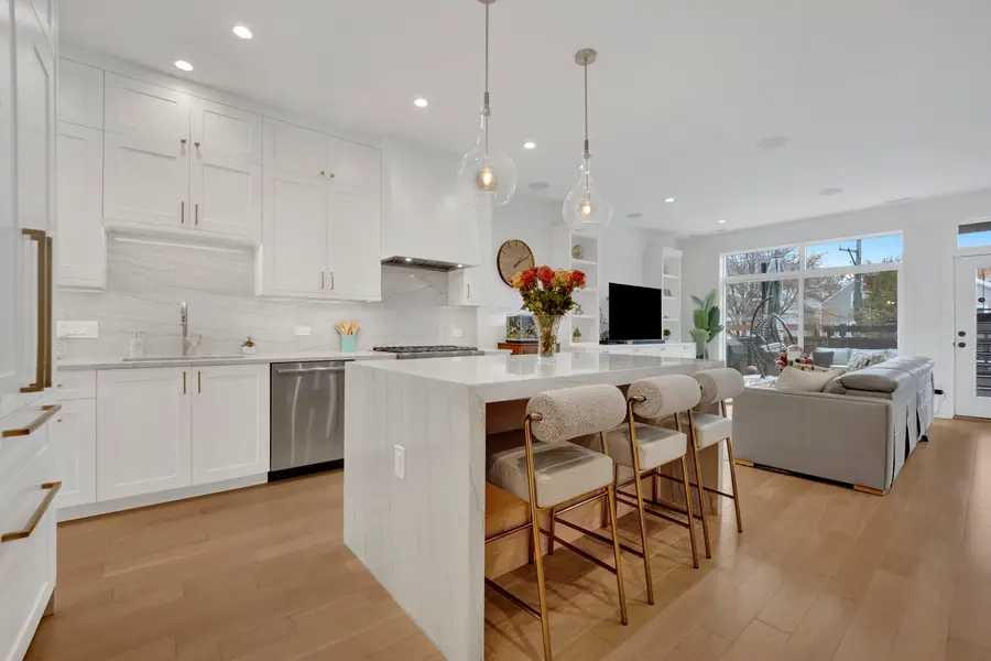 1533 W Barry Avenue #2, Chicago, IL 60657 - Image #2