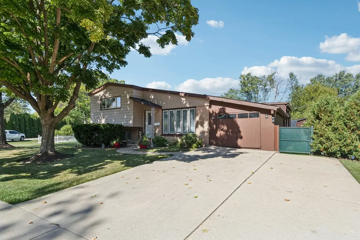 122 W Helen Road, Palatine, IL 60067 - Image #1