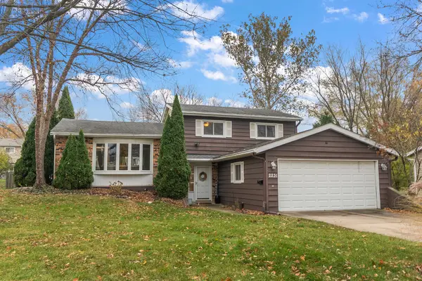 2231 S Bradford Drive, Wheaton, IL 60189