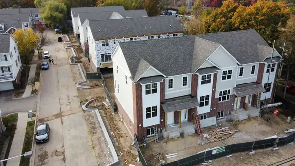 184 N East River Road, Des Plaines, IL 60016