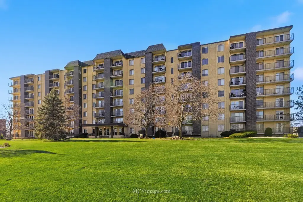 5400 Walnut Avenue #208, Downers Grove, IL 60515 - Image #1