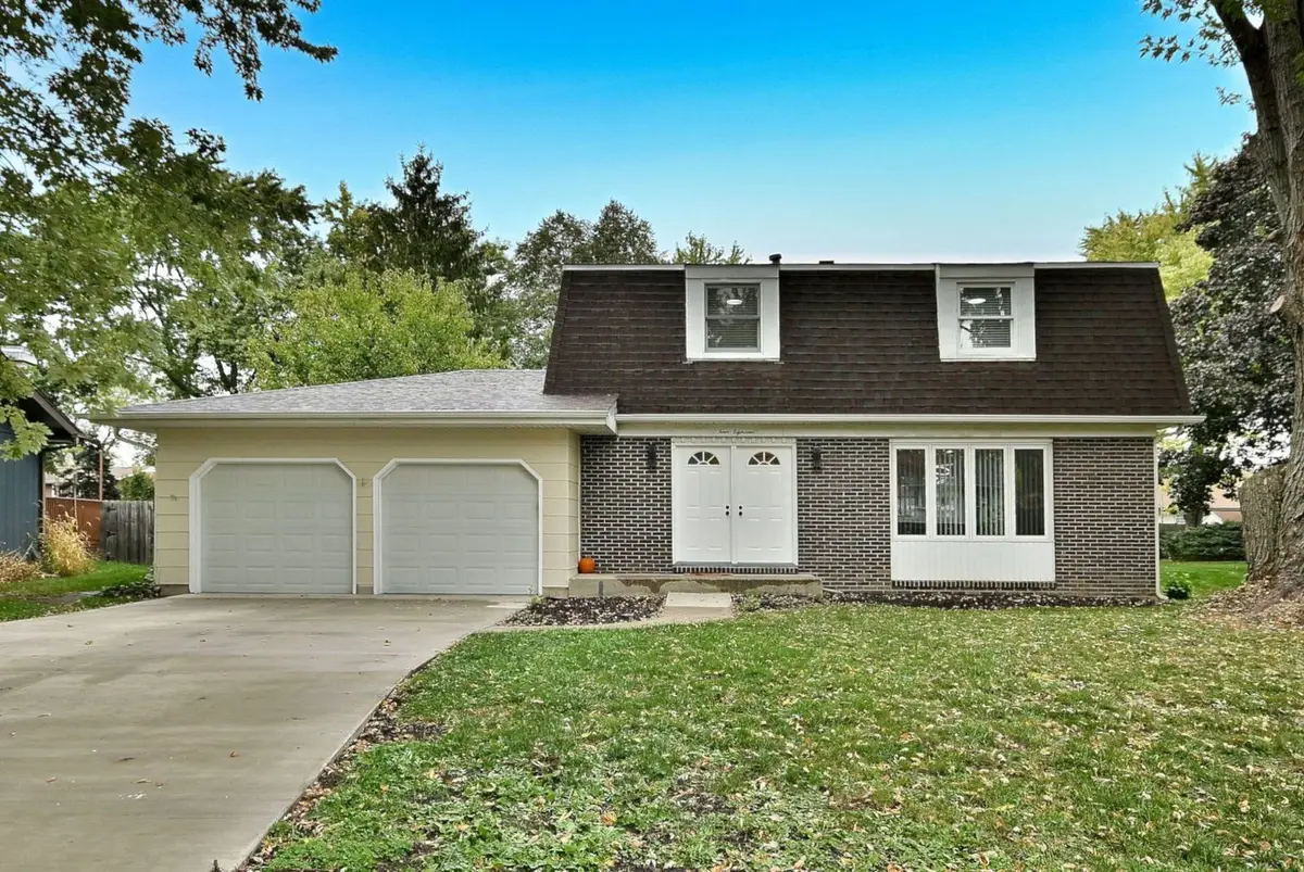 418 Surrey Lane, Lindenhurst, IL 60046 - Image #1