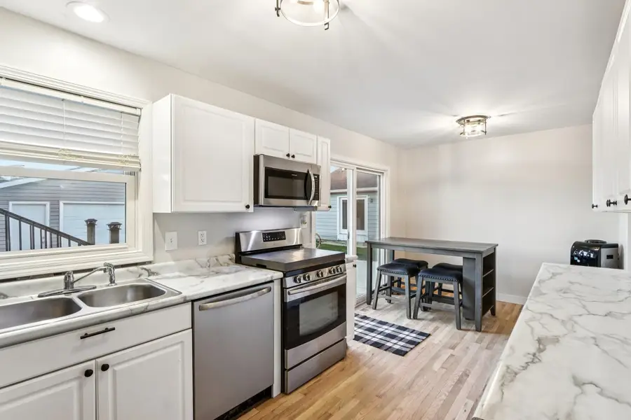 220 Larchwood Lane, North Aurora, IL 60542 - Image #3