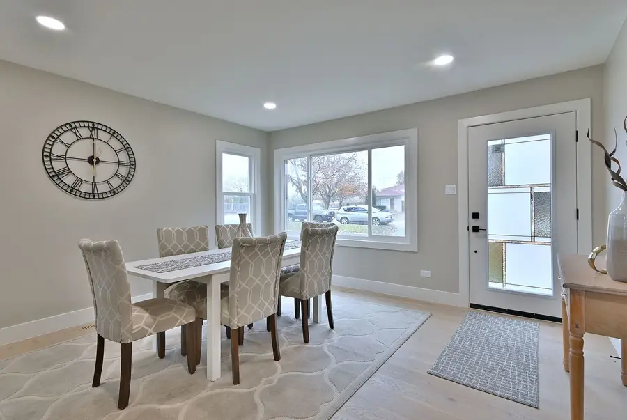 656 W Comstock Avenue, Elmhurst, IL 60126 - Image #2