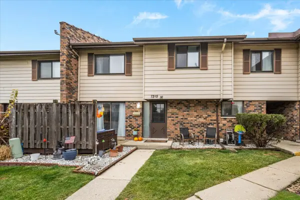 7315 Winthrop Way #16, Downers Grove, IL 60516
