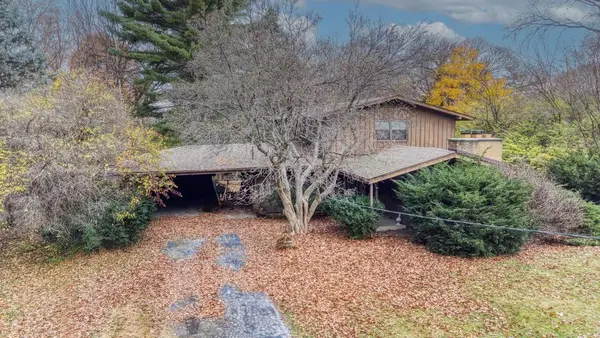 6410 Blackhawk Trail, Indian Head Park, IL 60525