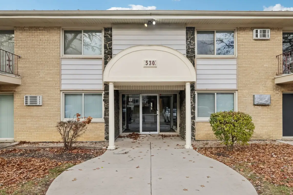 530 Chase Drive #4, Clarendon Hills, IL 60514 - Image #1