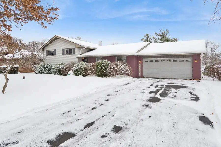 23W039 Hackberry Drive, Glen Ellyn, IL 60137 - Image #2