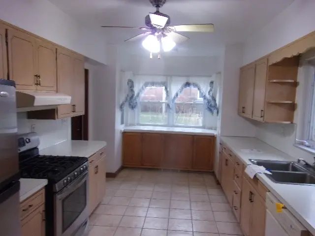 102 W Center Street, Le Roy, IL 61752 - Image #3