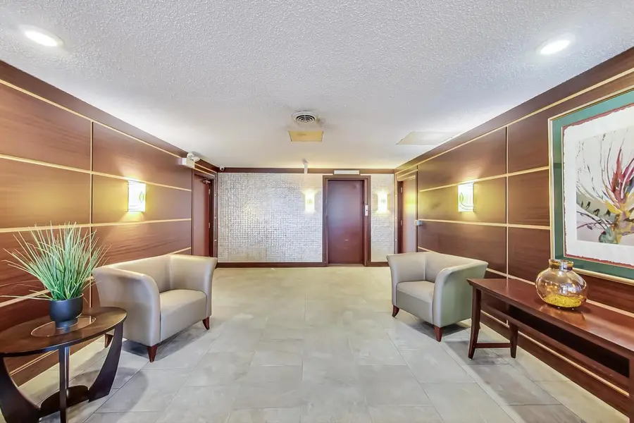 2046 Saint Johns Avenue #4b, Highland Park, IL 60035 - Image #3