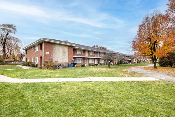 1119 E Algonquin Road #11, Arlington Heights, IL 60005