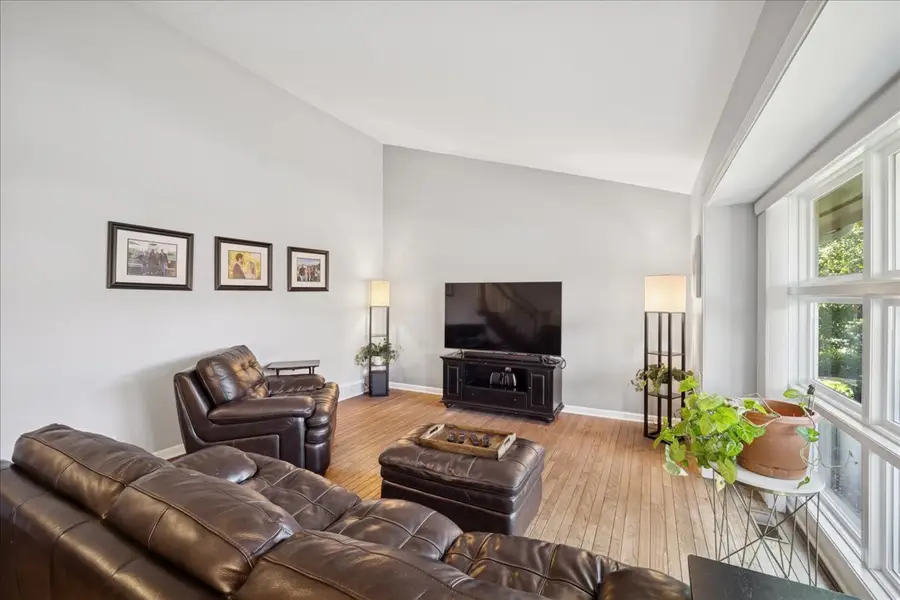 711 Carriage Hill Drive, Glenview, IL 60025 - Image #2