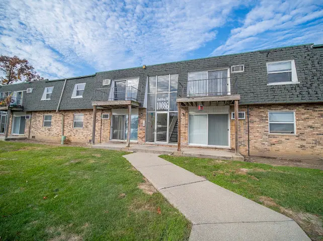10086 S 84th Terrace #303, Palos Hills, IL 60465 - Image #1