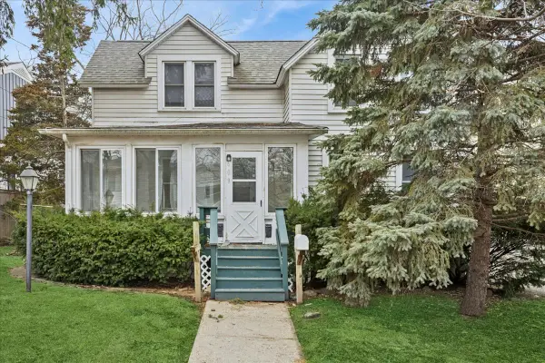 609 1st Street, Libertyville, IL 60048