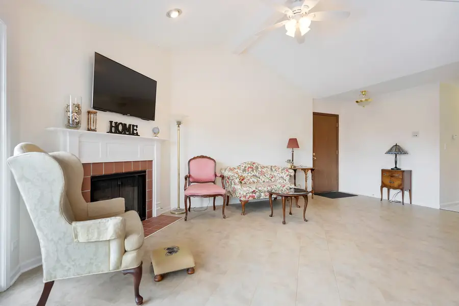 1907 Gresham Circle #D, Wheaton, IL 60189 - Image #3